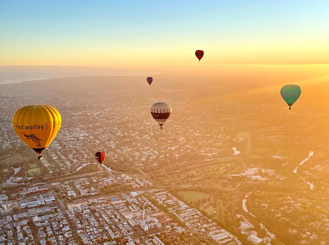 Captivating dawn balloon excursion over the Blue Mountains.