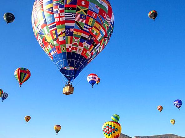 Dreamy early morning balloon trip over the Blue Mountains.